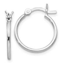 Los pendientes aro redondos de plata de ley pulida de 1.25mm, de 15mm (9/16 pulgadas) con lazo negro