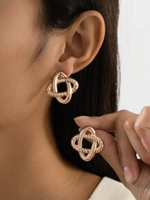 1 对时尚百搭金属几何耳钉，适合女性日常佩戴