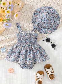 Set da 2 pezzi Abito tutina casual chic da neonata con stampa floreale su tutto il tessuto, volant elasticizzati e bretelle, e cappellino con stampa floreale ditsy, per l'estate