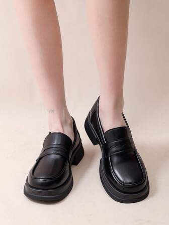 女士厚底黑色皮革牛津鞋，英伦风格新款复古平底圆头系带厚底乐福鞋，亮面一体式设计