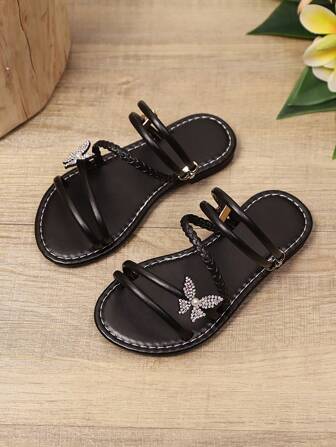 1 双加大码黑色幼儿/小女孩平底凉鞋，饰有闪亮珍珠和蝴蝶装饰，松紧带，圆头，防滑，时尚可爱的罗马风格凉鞋，适合 3-15 岁女孩，日常、派对、度假、休闲装，2025 年新品