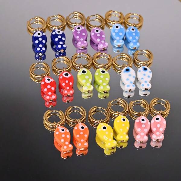 Pendientes de aro de acero inoxidable dorado con colgante de cerámica de pez como accesorio de joyería de moda para mujer