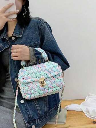 1 件手工钩编布带女士时尚手提包，百搭休闲别致手提包，配有可拆卸肩带和链条，容量大，适合日常使用和聚会，送给朋友的礼物（仅手提包适用，其他物品为道具）