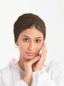 Foulard de mode, design à double couche, extensible dans les quatre sens, sans épingles ni aimants nécessaires. Les plis naturels flattent la forme du visage, ajoutent du volume, sécurisent le chignon. Taille unique convient à la plupart des femmes. Convient pour le port quotidien avec des foulards, des abayas et d'autres vêtements, doux et confortable - Marron - Voir 3