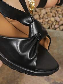 Sandales de mode pour femmes avec plateforme lacées, bout ouvert, semelle épaisse, ornées de boutons, avec semelle en PU et semelle intérieure confortable, convient à toutes les saisons