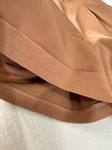 ISA Modas / Short alfaiataria com  detalhe elástico na atrás com bolso com zíper com botão/ elegante/classico