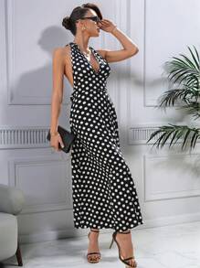 Damska sukienka retro w kropki z odkrytymi plecami i kokardą w talii, elegancka i minimalistyczna