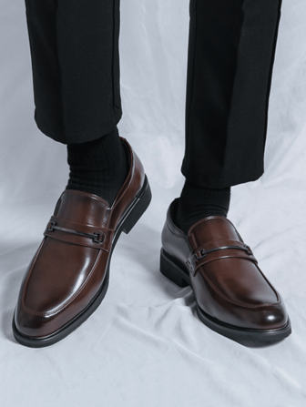 Nuevos mocasines de hombre de unicolor con hebilla metálica, versátiles para uso empresarial, fiesta, boda, campus y estilo callejero