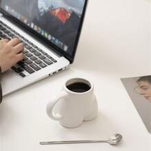 1 pieza Taza de cerámica asimétrica con forma de glúteo humano creativa y divertida de 300ml, taza de café/leche única para parejas, regalo del Día de San Valentín