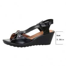 Sandales de mode pour femmes avec plateforme lacées, bout ouvert, semelle épaisse, ornées de boutons, avec semelle en PU et semelle intérieure confortable, convient à toutes les saisons