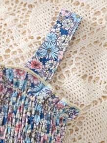 Set da 2 pezzi Abito tutina casual chic da neonata con stampa floreale su tutto il tessuto, volant elasticizzati e bretelle, e cappellino con stampa floreale ditsy, per l'estate