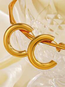 1 对 C 形简约奢华不锈钢 18K 镀金环状耳环，适合女性参加宴会、日常通勤和各种场合佩戴