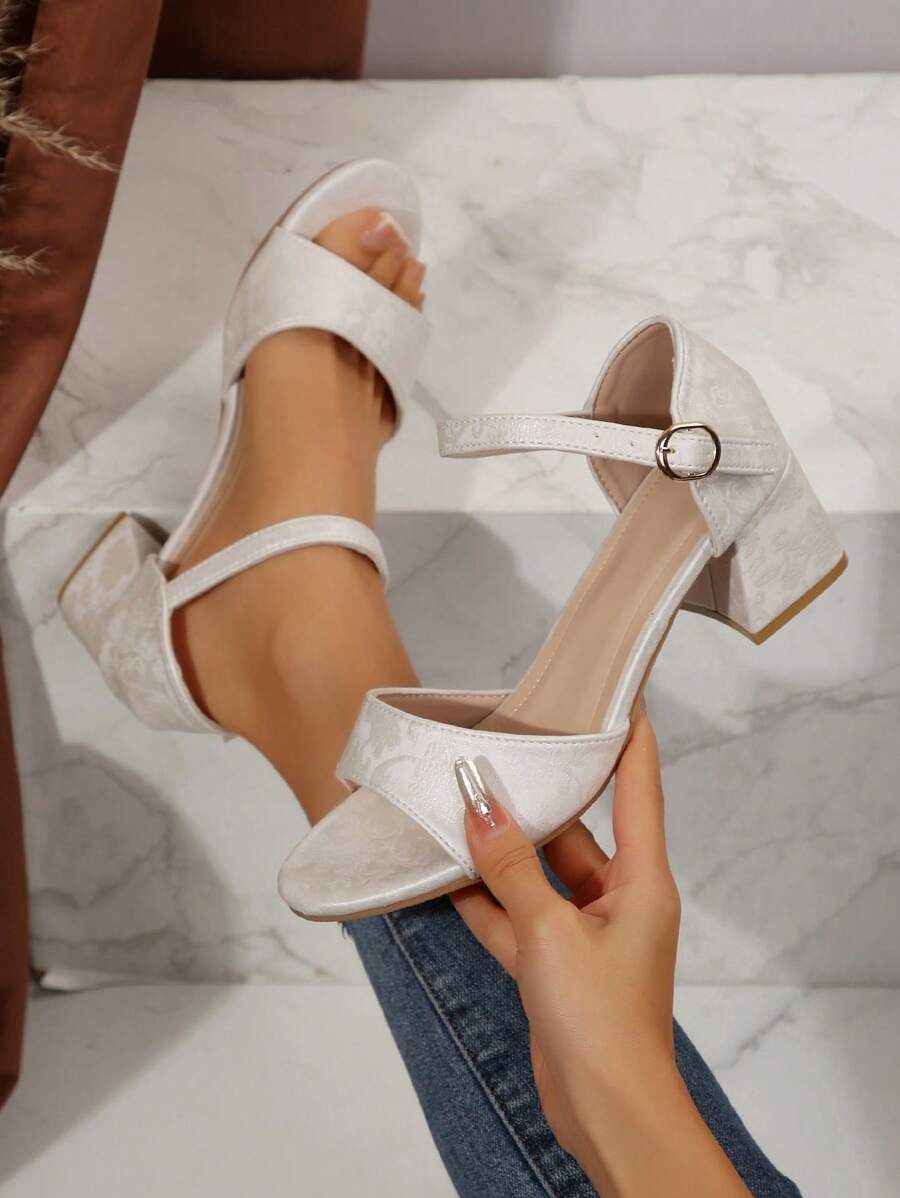 大码女式高跟凉鞋，舒适 PU 防滑粗跟，带后带，经典花卉图案露趾，适合旅行、度假、购物和社交活动，鞋跟高度 5 厘米 - 米色 - 查看 1