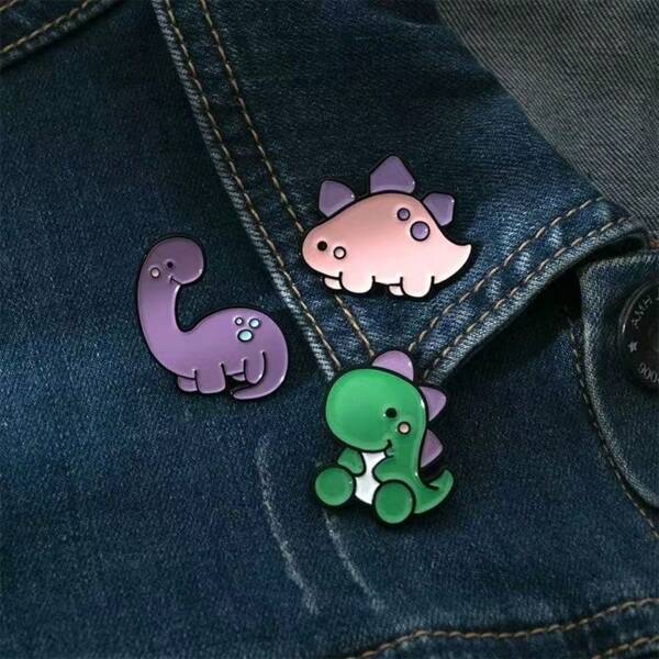 Novo broche fofo de dinossauro com desenho animado, broche de decoração personalizado, adequado para bolsas, uniformes, presentes de Natal, acessórios para roupas, broche para bolsa de roupas, pingente escolar