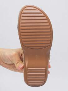 Taille surdimensionnée 36-43 Nouveaux sandales d'été à la mode avec boucle carrée dorée, semelle compensée épaisse. Portées de façon décontractée à l'extérieur, légères et confortables, style romain avec semelle épaisse pour femmes