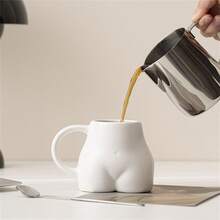 1 pieza Taza de cerámica asimétrica con forma de glúteo humano creativa y divertida de 300ml, taza de café/leche única para parejas, regalo del Día de San Valentín
