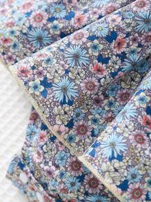 Set da 2 pezzi Abito tutina casual chic da neonata con stampa floreale su tutto il tessuto, volant elasticizzati e bretelle, e cappellino con stampa floreale ditsy, per l'estate