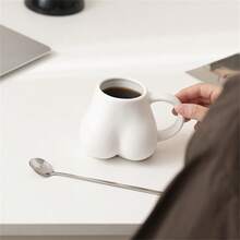 1 pieza Taza de cerámica asimétrica con forma de glúteo humano creativa y divertida de 300ml, taza de café/leche única para parejas, regalo del Día de San Valentín