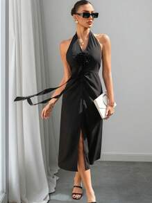 Klasyczna czarna sukienka damska o wysokiej jakości, minimalistyczna, elegancka, wiązana na szyi, z rozcięciem i marszczeniami, luksusowa, formalna, długa