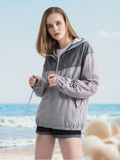 Nueva chaqueta con capucha ligera y transpirable para mujer, primavera/verano, de moda y cómoda, con capucha con cordón, protección solar, para la playa, al aire libre, con múltiples bolsillos, diseño de bloques de color