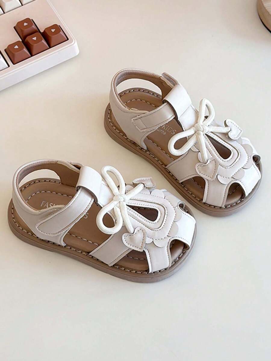 1 双女婴日常心形和蝴蝶结装饰公主凉鞋，软底镂空婴幼儿露趾夏季鞋