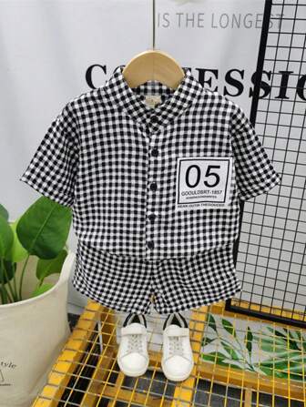 Set de 2 piezas de top de manga corta a cuadros y pantalones cortos de moda sencilla para niños