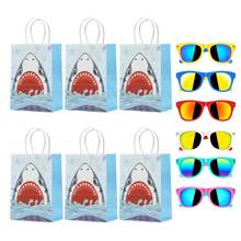 Set de 6 artículos de regalo temáticos de playa, piscina y fiesta de cumpleaños, entre los que se incluyen bolsas de regalo, accesorios para el verano y la piscina, y detalles de fiesta con temática oceánica y de tiburones
