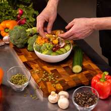 1 件像素风格木制切菜板，玫瑰木几何图案切菜板，家庭用厨房准备板 - 彩色 - 查看 1