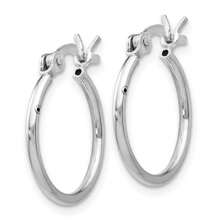 Los pendientes aro redondos de plata de ley pulida de 1.25mm, de 15mm (9/16 pulgadas) con lazo negro