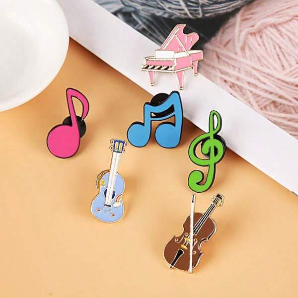 Novos broches esmaltados para piano, violão e notas musicais, decoração fofa para roupas, bolsas e acessórios, design criativo de desenho animado, acessórios para vestido e presente de Natal, broche para bolsa de roupas, mochila e berloque para escola