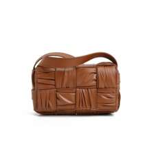 2025 新款编织大容量女士单肩斜挎包，褶皱方形图案