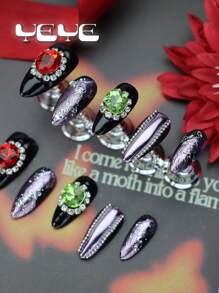 使用 10 件杏仁形梳妆台让您的指甲永远美丽，新年快乐黑紫色镀铬配水钻装饰红宝石和绿宝石异国情调魅力时尚全覆盖假指甲套装新奇金属灰紫色波西米亚风全覆盖丙烯酸假指甲套装适合女士和女孩经典手工指甲，配有 1 个迷你指甲锉和 1 张粘性标签