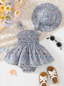 Set da 2 pezzi Abito tutina casual chic da neonata con stampa floreale su tutto il tessuto, volant elasticizzati e bretelle, e cappellino con stampa floreale ditsy, per l'estate