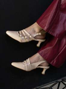 Zapatos de tacón bajo tipo kitten heels en recubierto negro con punta fina y correas múltiples ajustables con hebillas metálicas. Zapatillas slingback tipo glossy. Tacones bajos negros estilo vintage, clásico y Y2K ideales para oficina, fiestas, bodas, reuniones y eventos formales. Calzado femenino con diseño sofisticado, ajuste seguro. Tacones con triple correa en empeine y tacón delgado de 5 cm para look refinado y estilizado. Zapatos negros para dama versátiles para combinar con trajes sastre, vestidos midi, jeans, faldas lápiz y outfits casuales o formales. Calzado moderno con tacón pequeño con acabados brillantes y detalles en color plata que aportan un toque chic y elegante. Zapatos negros cerrados con ajuste trasero y correas con hebillas para un calce perfecto y cómodo. Calzado ideal para temporadas de otoño, invierno y primavera, combinable con diferentes estilos de ropa y accesorios - Crema - Ver 2