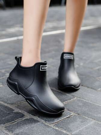 Botas de lluvia cortas para mujer, zapatos de trabajo impermeables y antideslizantes de unicolor para uso casual y exterior. Colección de primavera y verano.