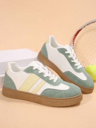 Un par de zapatos deportivos juveniles de moda y hermosos, con diseño de tira superior multicolor, forro cómodo, Body de zapato ligero, adecuado para skateboarding juvenil, transporte diario