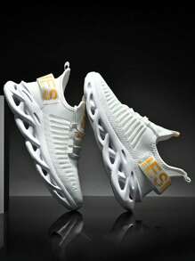 1 双轻质弹性透气跑步鞋，带扣装饰鞋带，前系带运动鞋（侧面编织带上随机/不对称图案）