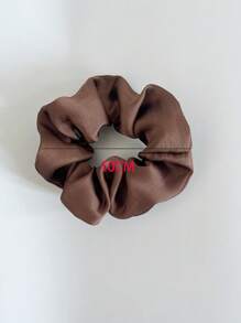 Set de 4 scrunchies de unicolor de tela de satén en tono leche y café, adecuados para uso diario casual
