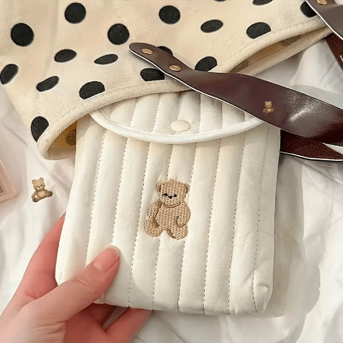 1pc Embroidered Pattern Sanitary Napkin Pouch, Portable And Lightweight Feminine Hygiene Pad Storage Bag, Cute Mini Carrying Bag With Easter Bunny Design, Quilted Cover Storage Pouch, Travel Space Saver Bag