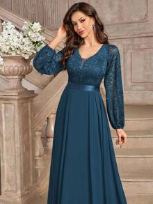 Vestido largo de noche elegante con cuello en V profundo, mangas farol, volantes y encaje floral - Neblina azul - Ver 10