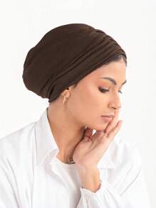 Foulard de mode, design à double couche, extensible dans les quatre sens, sans épingles ni aimants nécessaires. Les plis naturels flattent la forme du visage, ajoutent du volume, sécurisent le chignon. Taille unique convient à la plupart des femmes. Convient pour le port quotidien avec des foulards, des abayas et d'autres vêtements, doux et confortable - Marron - Voir 4