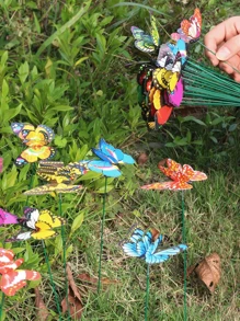 25Pcs Luminous Butterfly Stakes - Perfect For Garden Lawn Decoration!(Random Patterns And Colors.Please Place The Luminous Butterfly In A Sunny Area And Wait For The Luminous Powder To Absorb And Transfer To A Dark Place, As It Will Emit Fluorescence. After No Fluorescence, The Above Operation Can Be Repeated And Reused. Please Note That The Fluorescence Effect Of Luminous Powder Will Weaken After Being Soaked In Water!)