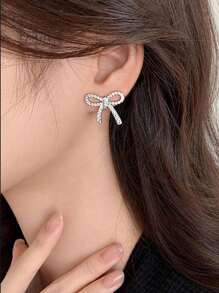 1pc Fashionable Minimalist Personalized Bow Rhinestone Copper Metal Earrings, Versatile Accessory For Parties And Events