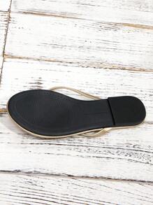 Damskie modne letnie sandały na płaskim obcasie w kolorze złotym, swobodne plażowe klapki - Złoto - Zobacz 5