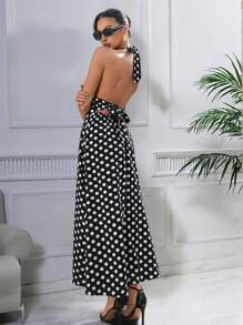 Damska sukienka retro w kropki z odkrytymi plecami i kokardą w talii, elegancka i minimalistyczna