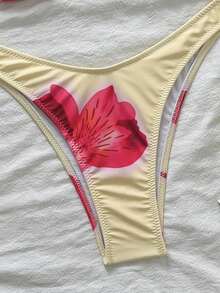 女士浅黄色芙蓉花泳衣，适合夏季泳池、海滩等各种场合，简约优雅的花卉装饰比基尼沙滩装