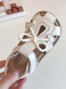 1 双女婴日常心形和蝴蝶结装饰公主凉鞋，软底镂空婴幼儿露趾夏季鞋