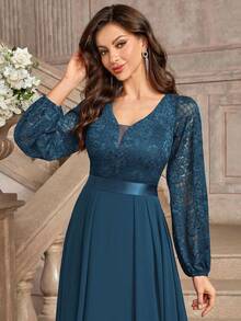 Vestido largo de noche elegante con cuello en V profundo, mangas farol, volantes y encaje floral - Neblina azul - Ver 9