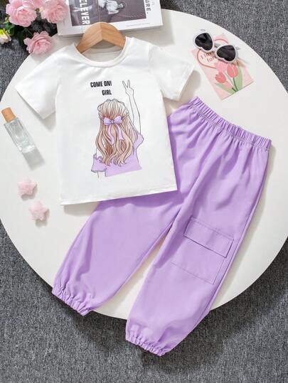 4-7歳の女の子向けの カジュアル プリント 半袖 アウトフィットセット。グラフィックプリントTシャツをメインピースとし、ルーズなピンクのユーティリティ風パンツとコーディネート。デイリーウェア、スポーツ、ホームスタイリングにも。春夏シーズンにぴったりの、ライブリーでファッショナブルな雰囲気の子供服セットです。