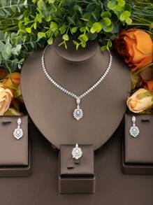 1 Set Luxus Schmuckset mit Cut Out runden Anhänger Halskette, Ohrringe und Ring aus kubischem Zirkonia, geeignet für Frauen zu festlichen Anlässen, ohne Geschenkbox - Silber 01 - Übersicht 1